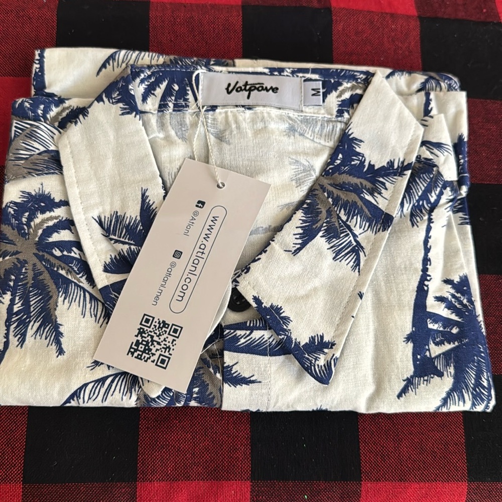 Brand new in bag, collared Hawaiian shirt with pocket